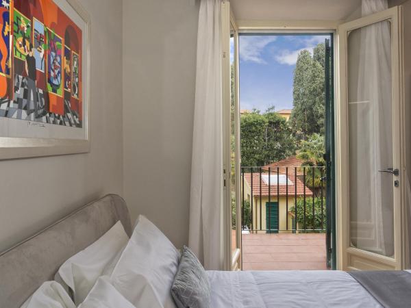 Palazzo Cini Luxury Rooms in Pisa : photo 1 de la chambre chambre double avec balcon