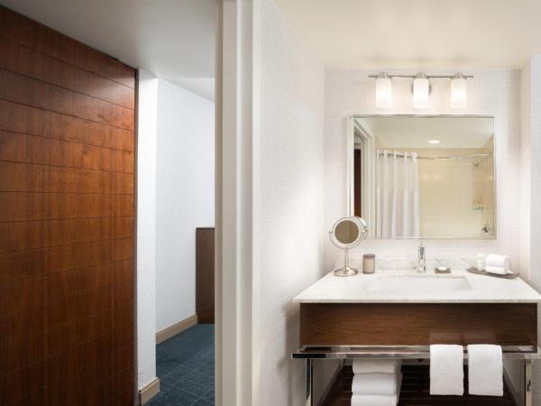 Grand Hyatt San Antonio River Walk : photo 3 de la chambre chambre double avec 2 lits doubles et douche accessible en fauteuil roulant - adaptée aux personnes à mobilité réduite