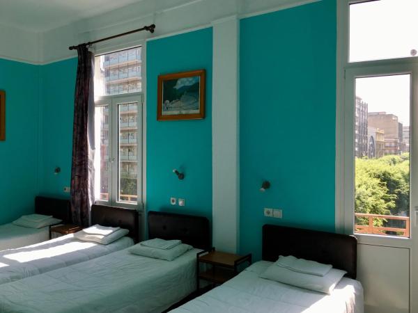 Hotel Kastoria : photo 5 de la chambre chambre triple avec salle de bains commune