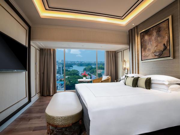 Taj MG Road Bengaluru : photo 3 de la chambre chambre lit king-size deluxe - vue sur lac