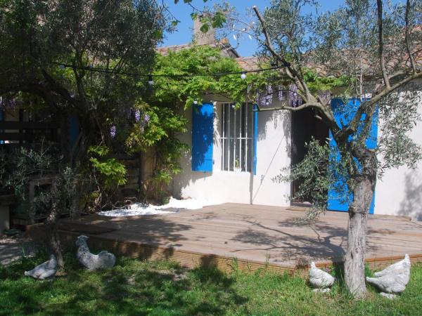 Les Volets Bleus Provence : photo 2 de la chambre studio avec vue sur jardin