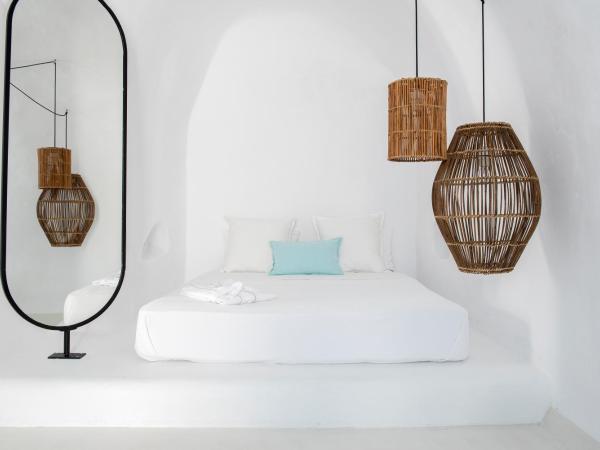 Sophia Oia View : photo 10 de la chambre chambre troglodyte supérieure avec petite piscine intérieure - vue sur caldeira