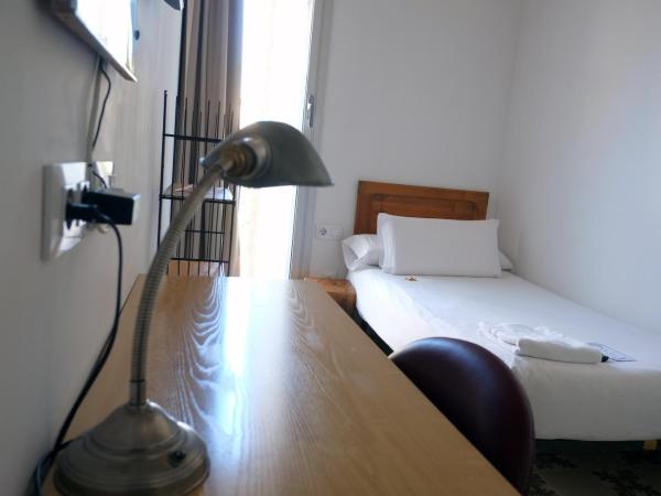 Pigal : photo 1 de la chambre chambre simple avec salle de bains extérieure privative