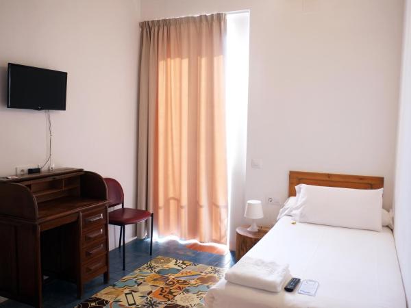 Pigal : photo 3 de la chambre chambre simple avec salle de bains extérieure privative