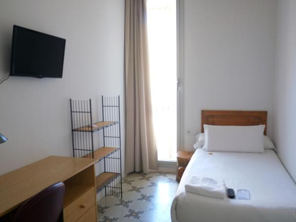 Pigal : photo 5 de la chambre chambre simple avec salle de bains extérieure privative