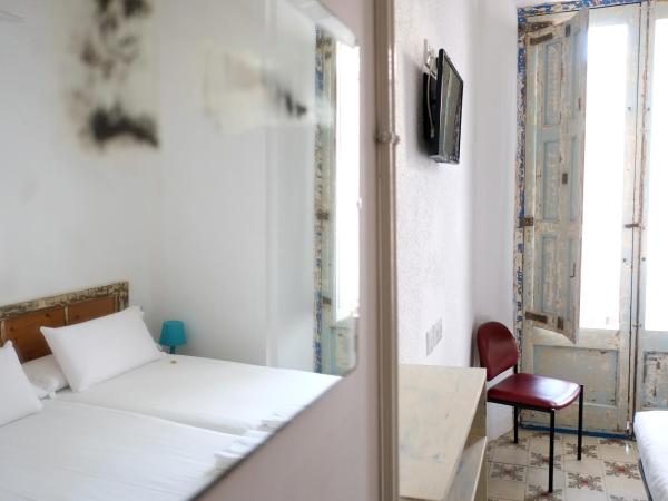 Pigal : photo 4 de la chambre chambre lits jumeaux avec salle de bains privative