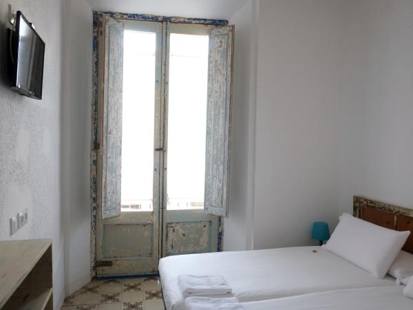 Pigal : photo 5 de la chambre chambre lits jumeaux avec salle de bains privative