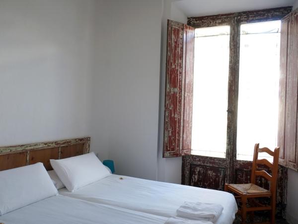 Pigal : photo 6 de la chambre chambre lits jumeaux avec salle de bains privative