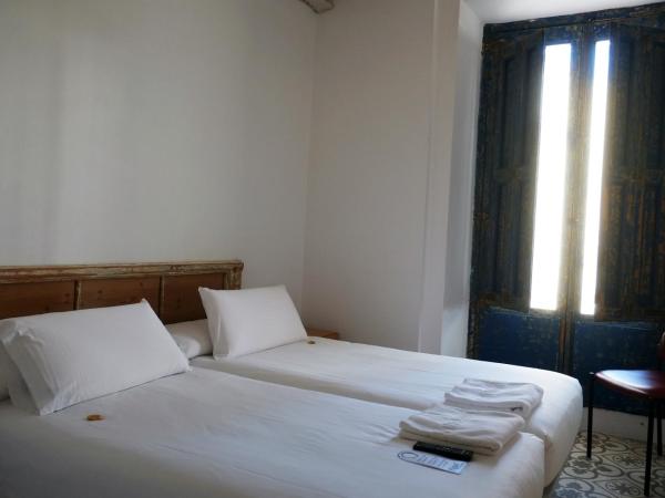 Pigal : photo 10 de la chambre chambre lits jumeaux avec salle de bains privative