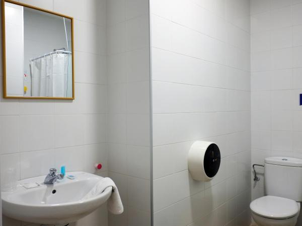 Pigal : photo 9 de la chambre chambre simple avec salle de bains extérieure privative