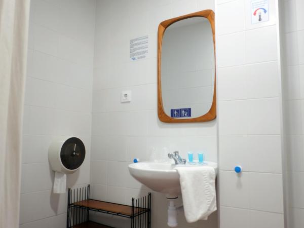 Pigal : photo 10 de la chambre chambre simple avec salle de bains extérieure privative