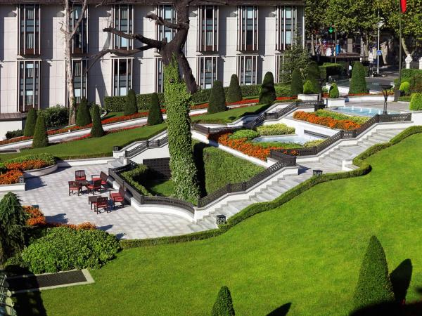 Four Seasons Hotel Istanbul at the Bosphorus : photo 1 de la chambre chambre lit king-size cour