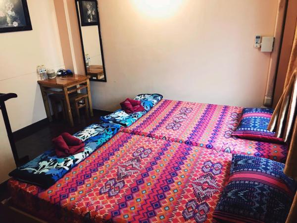 Pailin Guest House : photo 2 de la chambre chambre lits jumeaux avec salle de bains privative