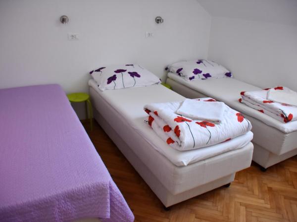 Hostel Angelina Old Town : photo 4 de la chambre chambre lits jumeaux avec salle de bains commune