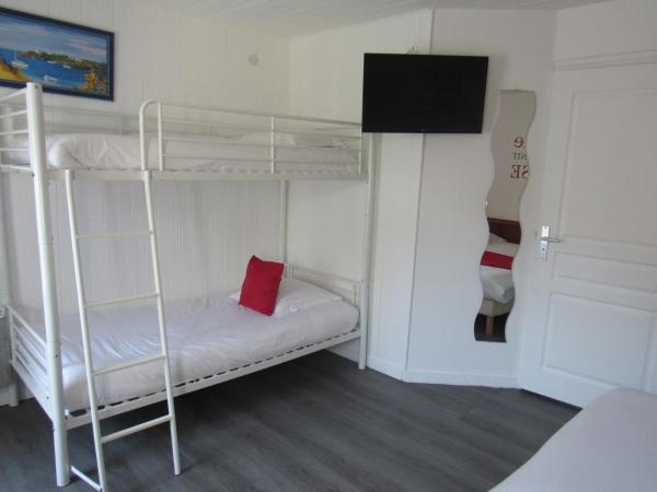 Citotel Les Sternes : photo 3 de la chambre chambre familiale adaptée aux personnes à mobilité réduite