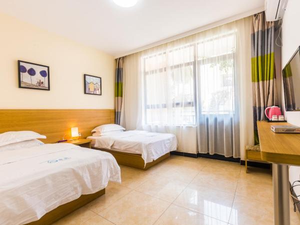 Sanya Passion fruit Inn : photo 4 de la chambre chambre lits jumeaux avec balcon