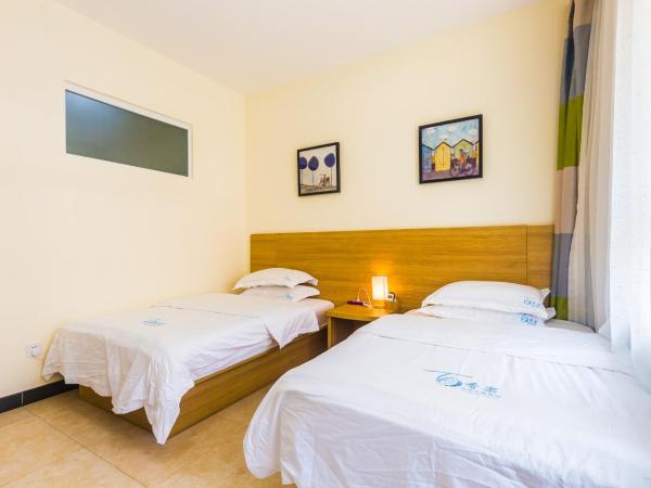 Sanya Passion fruit Inn : photo 2 de la chambre chambre lits jumeaux avec balcon