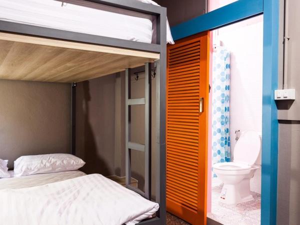 Merge Hostel : photo 9 de la chambre chambre quadruple avec salle de bains privative