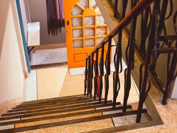 Stash Hostel : photo 5 de la chambre chambre quadruple avec salle de bains privative