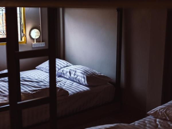 Stash Hostel : photo 3 de la chambre chambre quadruple avec salle de bains privative
