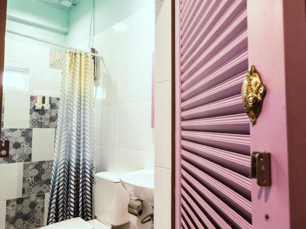 Merge Hostel : photo 10 de la chambre chambre familiale avec salle de bains privative