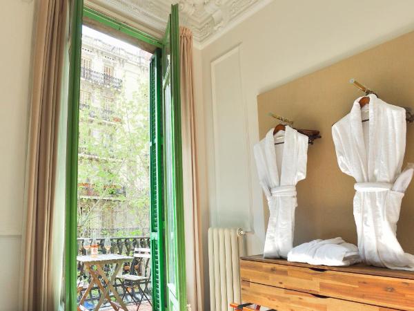 Mihlton Barcelona Boutique B&B : photo 2 de la chambre chambre triple avec salle de bains privative séparée et balcon