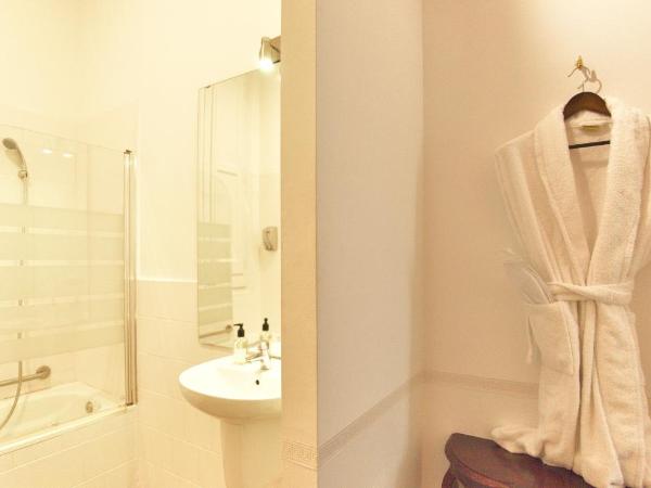 Mihlton Barcelona Boutique B&B : photo 10 de la chambre chambre triple supérieure avec balcon