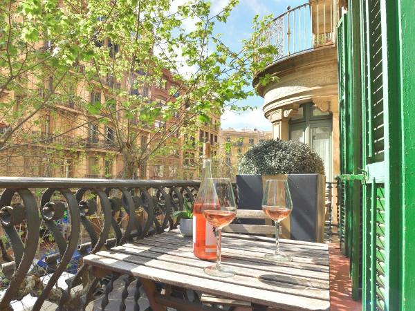 Mihlton Barcelona Boutique B&B : photo 4 de la chambre chambre triple avec salle de bains privative séparée et balcon