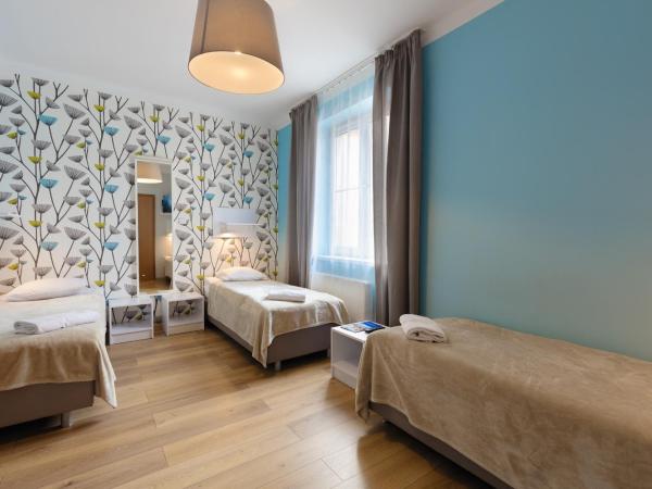 Premium Hostel : photo 3 de la chambre chambre triple standard avec salle de bains privative