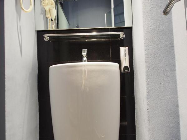 Space Hotel @ Chinatown Kuala Lumpur : photo 5 de la chambre chambre familiale deluxe avec salle de bains privative