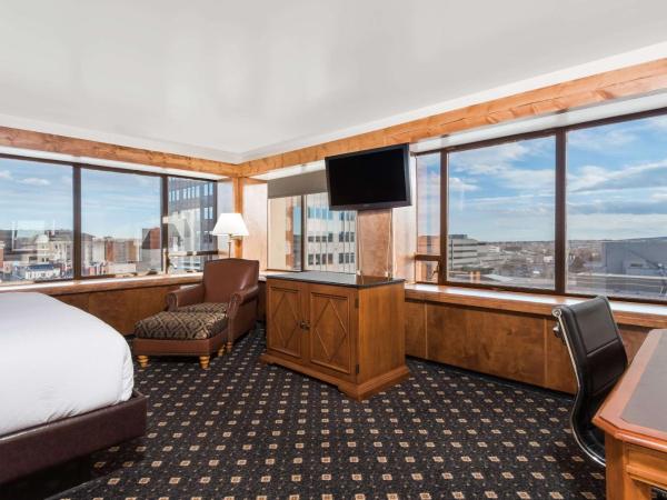 The Antlers, A Wyndham Hotel : photo 2 de la chambre standard king room with roll-in shower - handicap access