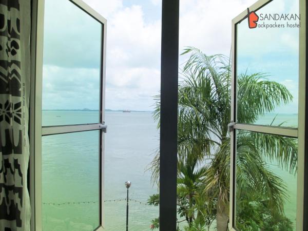 Sandakan Backpackers Hostel : photo 7 de la chambre chambre double - vue sur mer