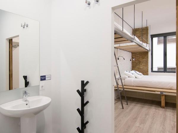 ECO Hostel : photo 10 de la chambre chambre quadruple