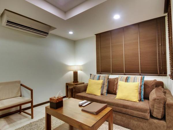 The Somerset Hotel : photo 3 de la chambre premier business suite (free return airport transfer, 10% off on food & beverage and complimentary gym access)