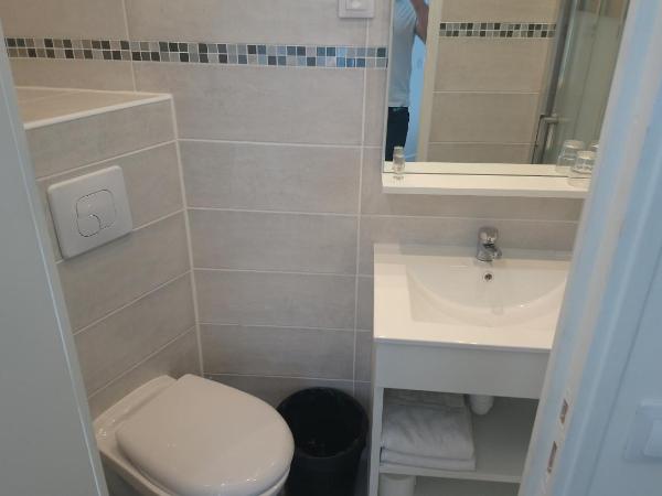 Hotel Rivoli : photo 5 de la chambre chambre double avec salle de bains privative