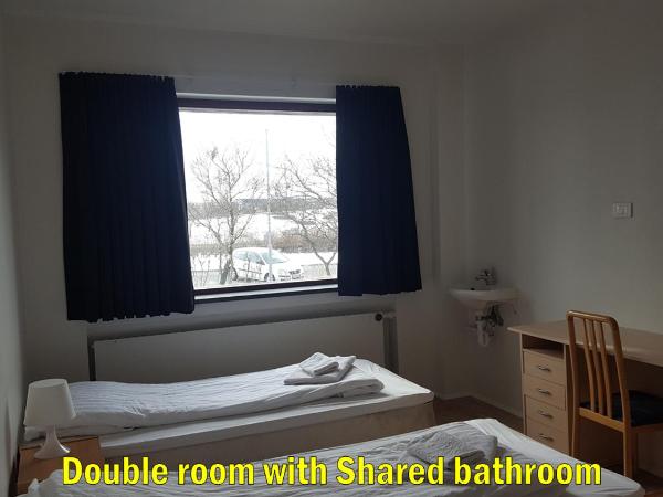 Travel Inn : photo 1 de la chambre chambre lits jumeaux avec salle de bains commune