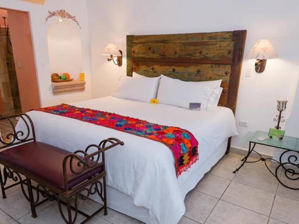 El Encanto Inn & Suites : photo 2 de la chambre suite with king size bed and pool view at main building