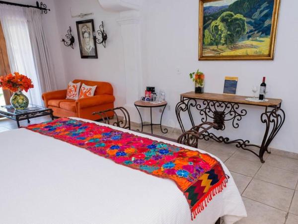 El Encanto Inn & Suites : photo 3 de la chambre suite with king size bed and pool view at main building