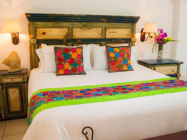 El Encanto Inn & Suites : photo 4 de la chambre suite with king size bed and pool view at main building