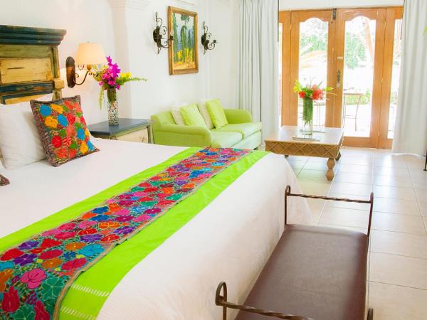 El Encanto Inn & Suites : photo 5 de la chambre suite with king size bed and pool view at main building