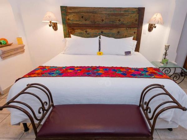 El Encanto Inn & Suites : photo 1 de la chambre suite with king size bed and pool view at main building