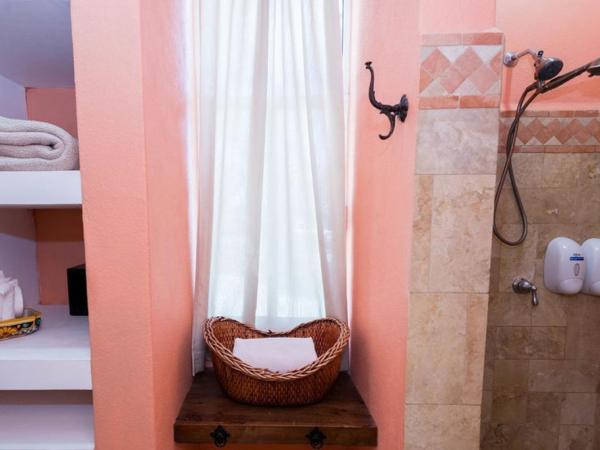 El Encanto Inn & Suites : photo 6 de la chambre suite with king size bed and pool view at main building