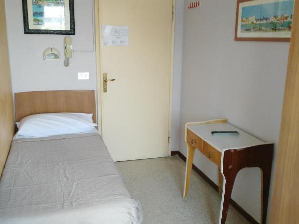 Hotel Marittimo : photo 4 de la chambre chambre simple avec salle de bains extérieure privative