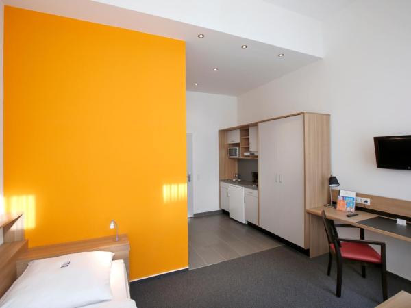 Townhouse Düsseldorf : photo 7 de la chambre chambre simple supérieure avec kitchenette