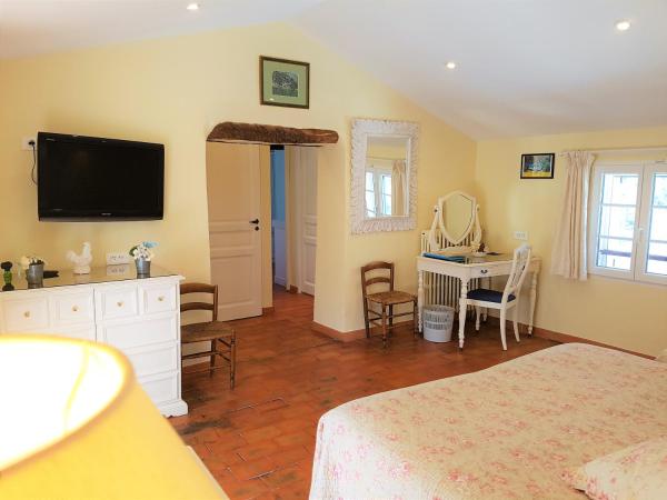 B&B with charm, quiet, kitchen, sw pool. : photo 10 de la chambre chambre double ou lits jumeaux avec balcon
