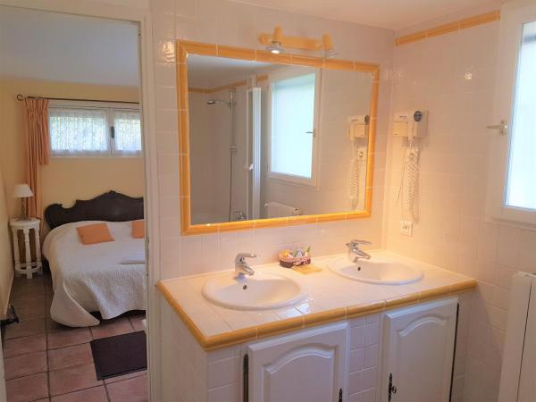 B&B with charm, quiet, kitchen, sw pool. : photo 10 de la chambre suite avec terrasse 
