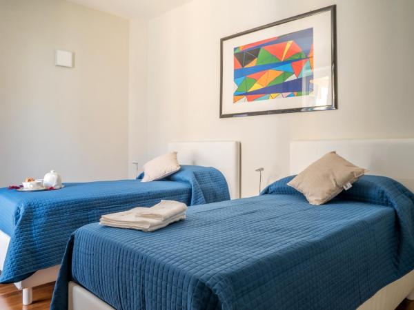 Plaium Montis : photo 6 de la chambre chambre double ou lits jumeaux avec salle de bains privative externe