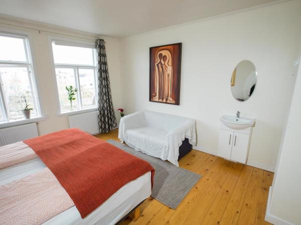 Central Guesthouse Reykjavík : photo 9 de la chambre chambre double avec salle de bains commune