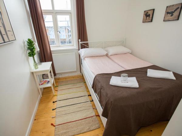 Central Guesthouse Reykjavík : photo 1 de la chambre chambre double Économique avec salle de bains commune