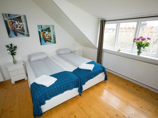 Central Guesthouse Reykjavík : photo 2 de la chambre chambre quadruple avec salle de bains commune